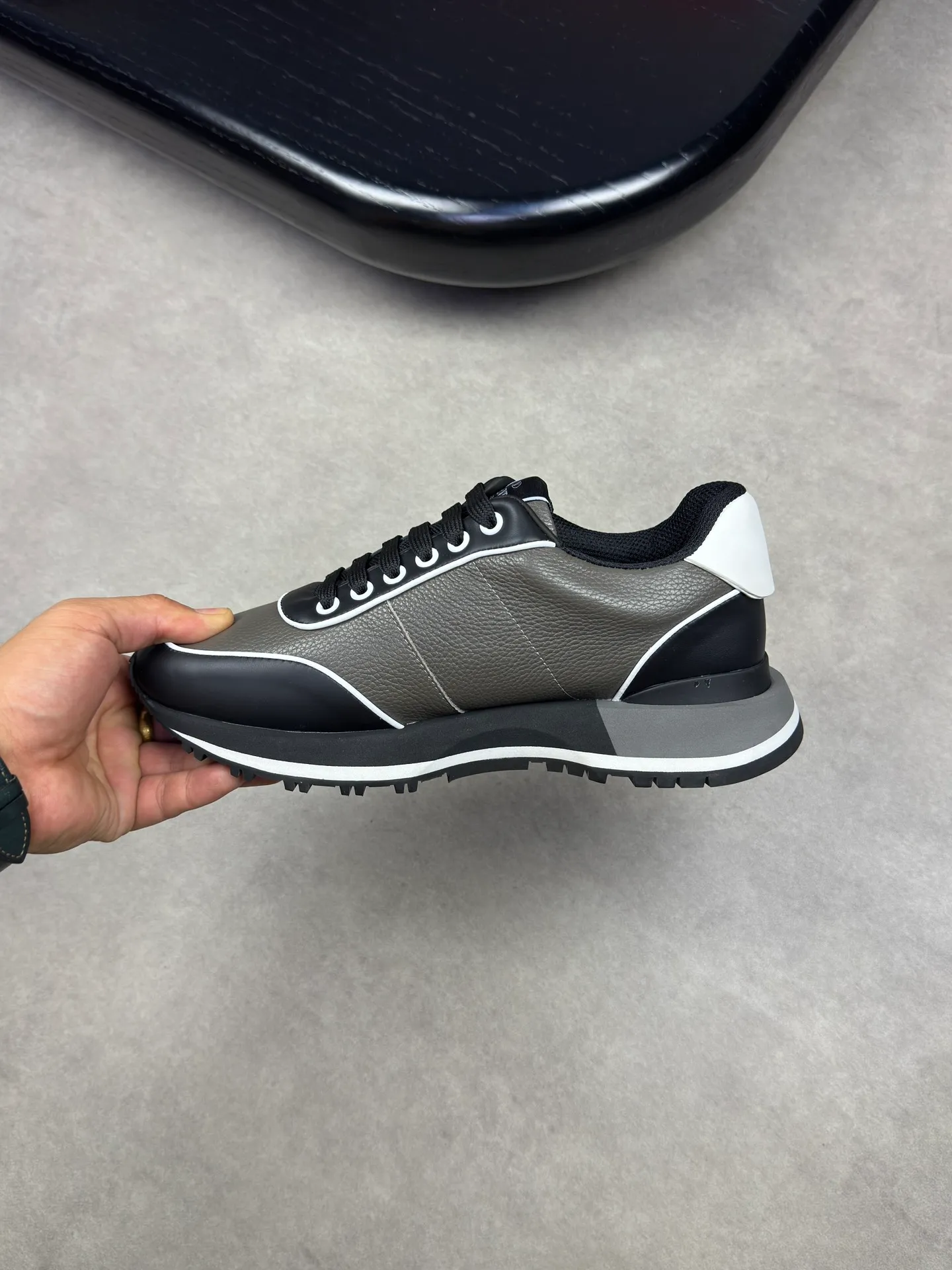 [VALENTINO] Valentino men's shoes 💰500💰 - High-end quality original order - Upper: 🔝 Nappa calf leather, tumbled calf leather, sewn brand plastic totem - Lining: brand mesh canvas, foot pad; water-dyed cow leather - Outsole: multi-color wear-resistant velvet·rubber; combined molded outsole -Super high quality control·Fine workmanship: highlighted (high-end·luxury·grade) -Size :38-44 (45 can be customized)·3300
